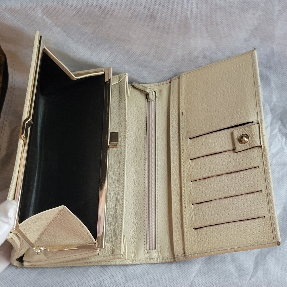 Gucci Tan Monogram Clutch With Kiss Lock - Picture 6 of 15